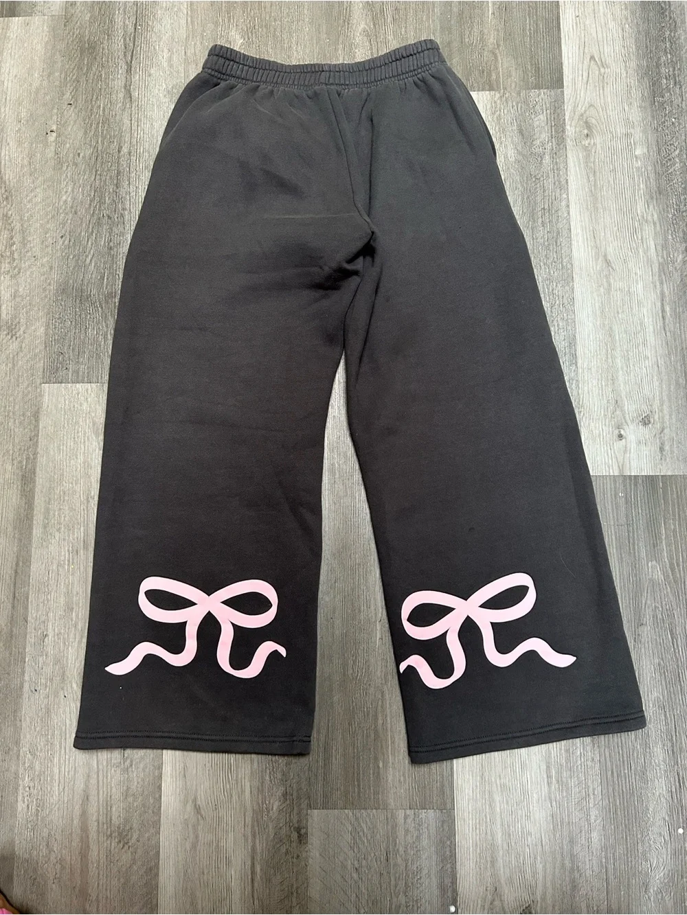 EDIKTED Bonnie bow gray and pink sweatpants